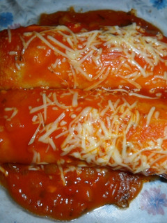 Una foto de Canelones de acelga y paté con salsa de tomate