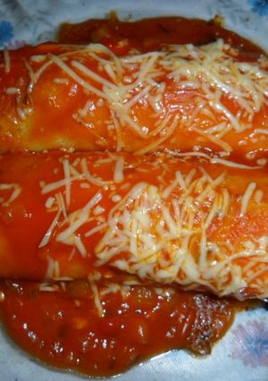 Una foto de Canelones de acelga y paté con salsa de tomate