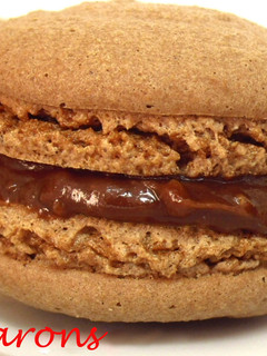 Una foto de Macarons de chocolate con ganache