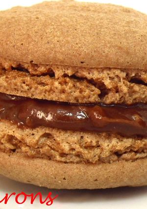 Una foto de Macarons de chocolate con ganache
