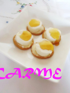 Una foto de Canapés de queso de cabra y miel