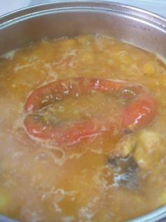 Una foto de Guiso de muslos de pollo con pimiento y tallarines