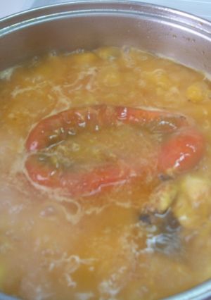 Una foto de Guiso de muslos de pollo con pimiento y tallarines