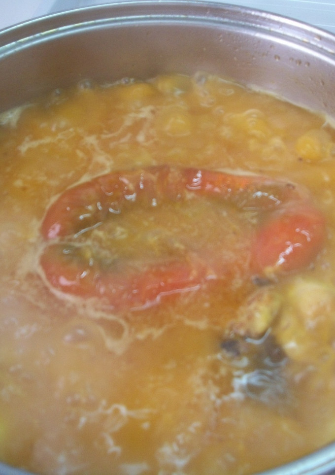Una foto de Guiso de muslos de pollo con pimiento y tallarines