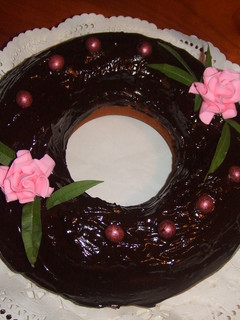 Una foto de Pastel tres colores con baño de chocolate