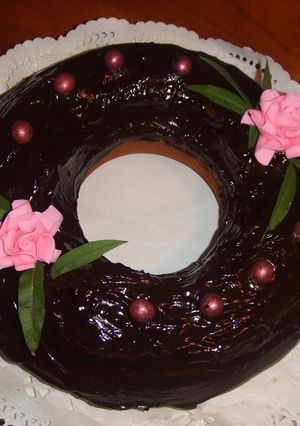 Una foto de Pastel tres colores con baño de chocolate