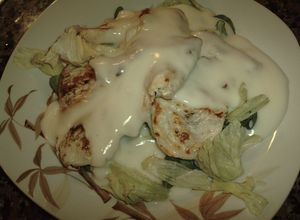 Una foto de Pechuga de pavo en lecho de canónigos e iceberg