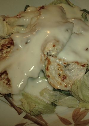 Una foto de Pechuga de pavo en lecho de canónigos e iceberg