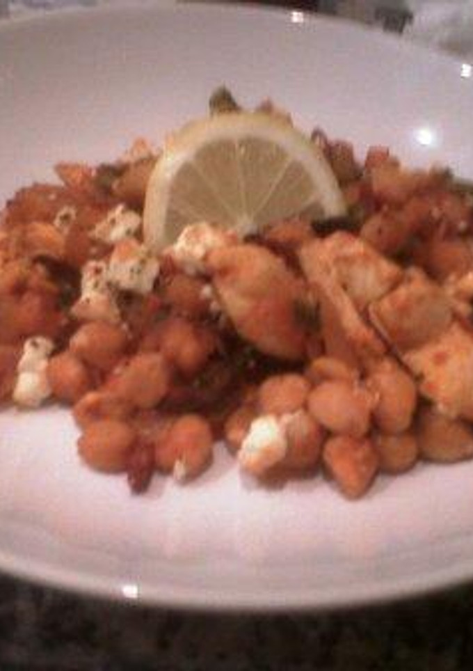 Una foto de Sorpresa de garbanzos con pollo, cilantro y limón