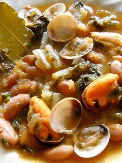Una foto de Judías canela con acelgas y chirlas