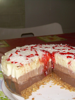 Una foto de Tarta tres chocolates con base de galleta