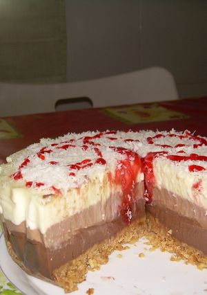 Una foto de Tarta tres chocolates con base de galleta