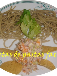 Una foto de Espaguetis verdes con pollo y verduras