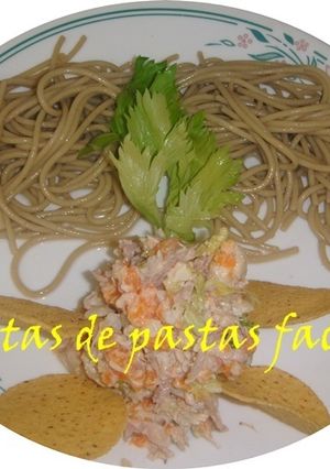 Una foto de Espaguetis verdes con pollo y verduras