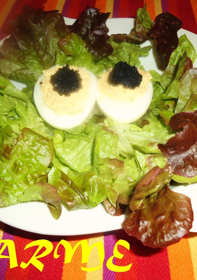 Una foto de Huevos al caviar