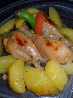 Una foto de Muslitos de pollo y patatas a la naranja