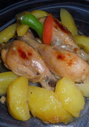 Una foto de Muslitos de pollo y patatas a la naranja