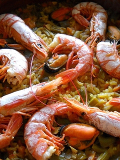 Una foto de Cazuela de arroz con gambones y espárragos
