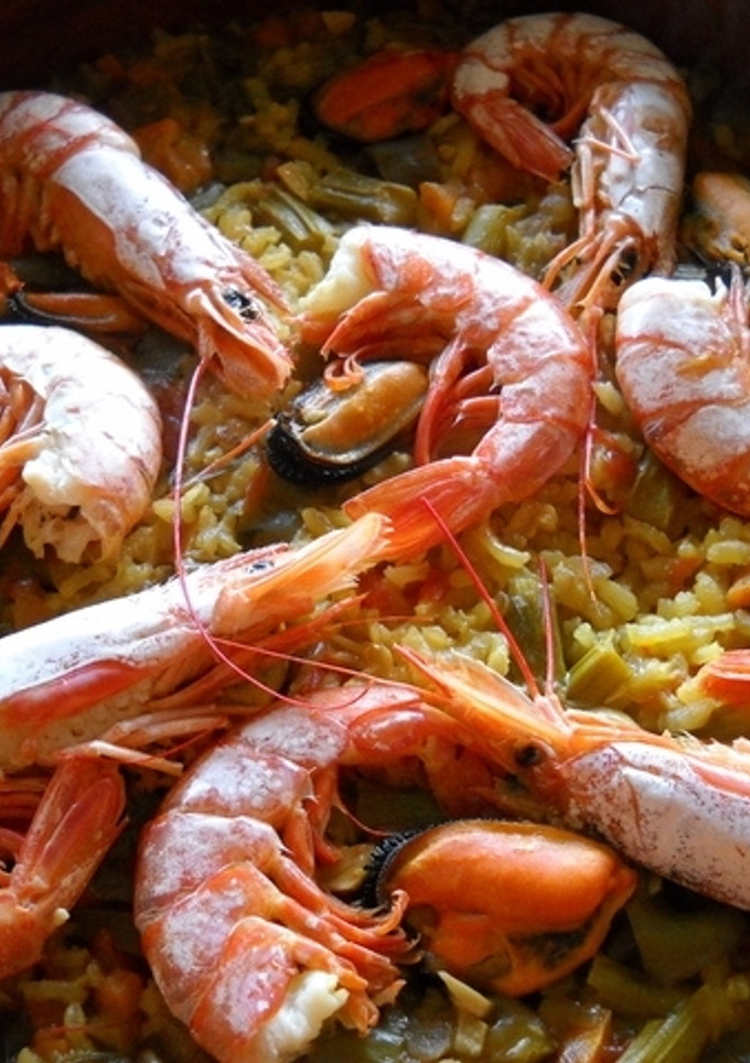 Una foto de Cazuela de arroz con gambones y espárragos