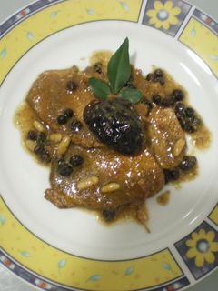 Una foto de Lomo con salsa de ciruelas y piñones