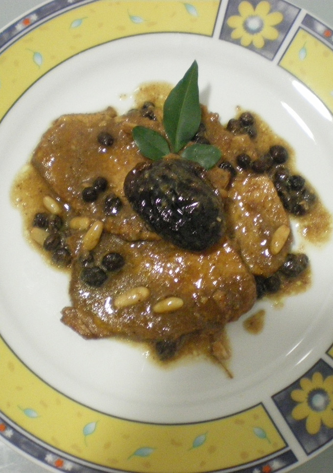 Una foto de Lomo con salsa de ciruelas y piñones