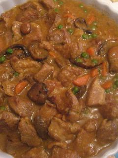 Una foto de Fricandó de cerdo con caldo de pollo
