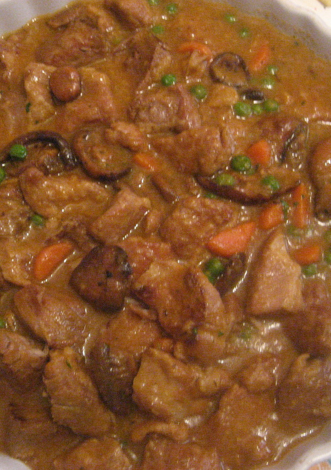 Una foto de Fricandó de cerdo con caldo de pollo