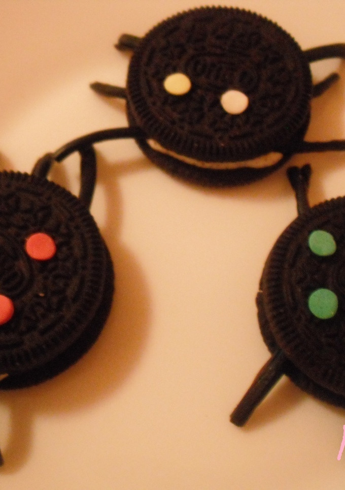 Una foto de Oreo arañas para Halloween