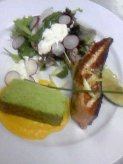Una foto de Salmón en hierbas, acompañado de crema de verdeo y budin de brocoli