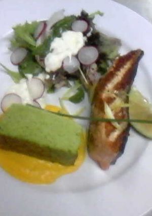 Una foto de Salmón en hierbas, acompañado de crema de verdeo y budin de brocoli