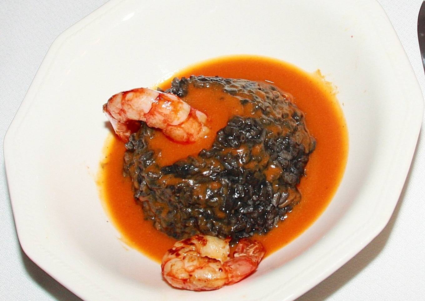 Volcanes de arroz negro con lava de marisco