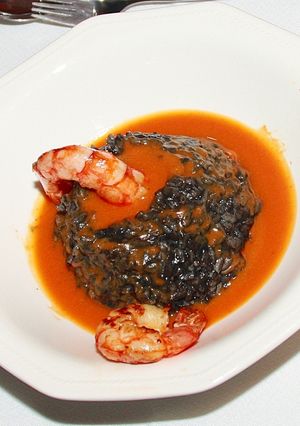 Una foto de Volcanes de arroz negro con lava de marisco