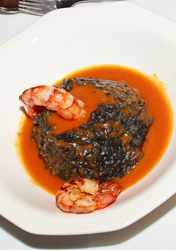 Una foto de Volcanes de arroz negro con lava de marisco