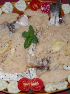 Una foto de Dorada con salsa de manzanas y puerros