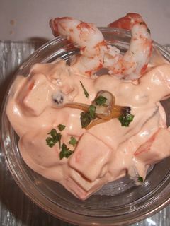 Una foto de Cóctel de mejillones, surimi y langostinos en salsa rosa