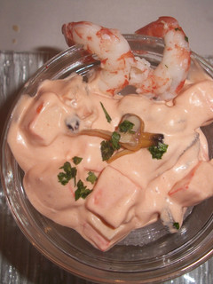 Una foto de Cóctel de mejillones, surimi y langostinos en salsa rosa