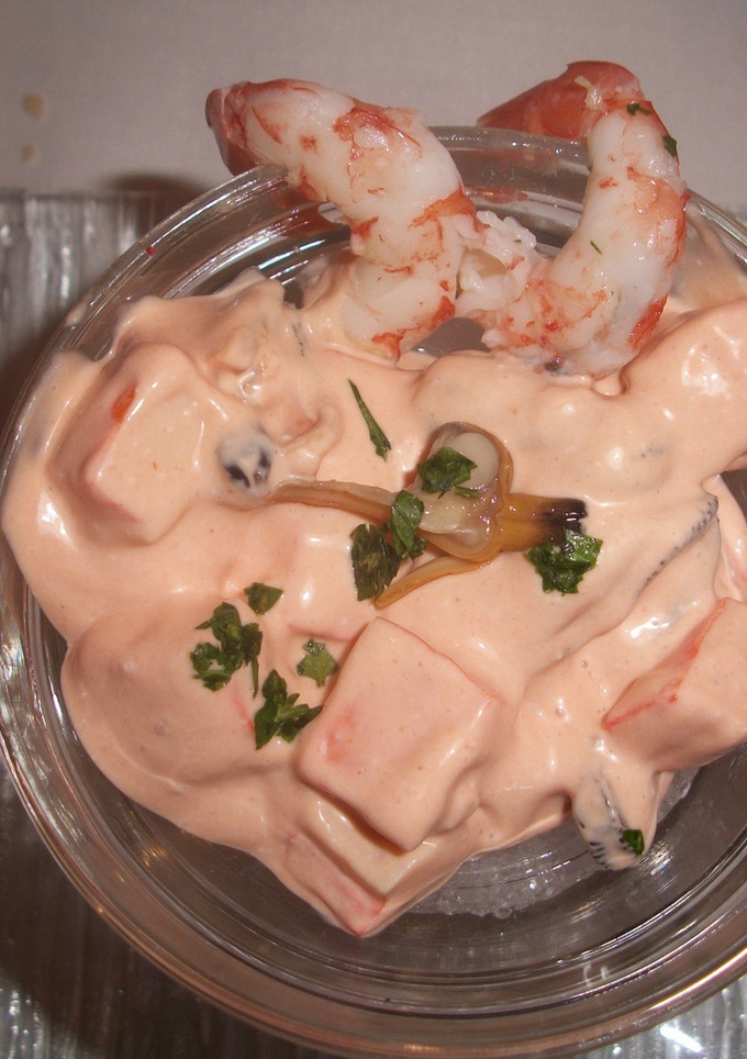 Una foto de Cóctel de mejillones, surimi y langostinos en salsa rosa