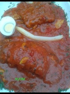 Una foto de Bacalao con salsa de tomate y patatas