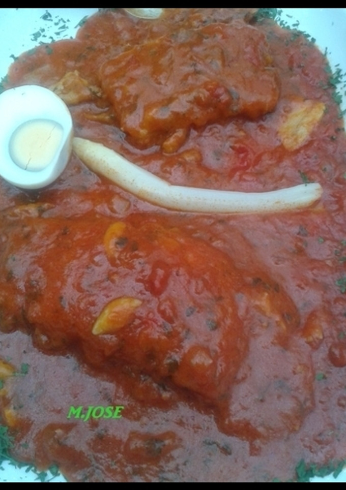 Una foto de Bacalao con salsa de tomate y patatas