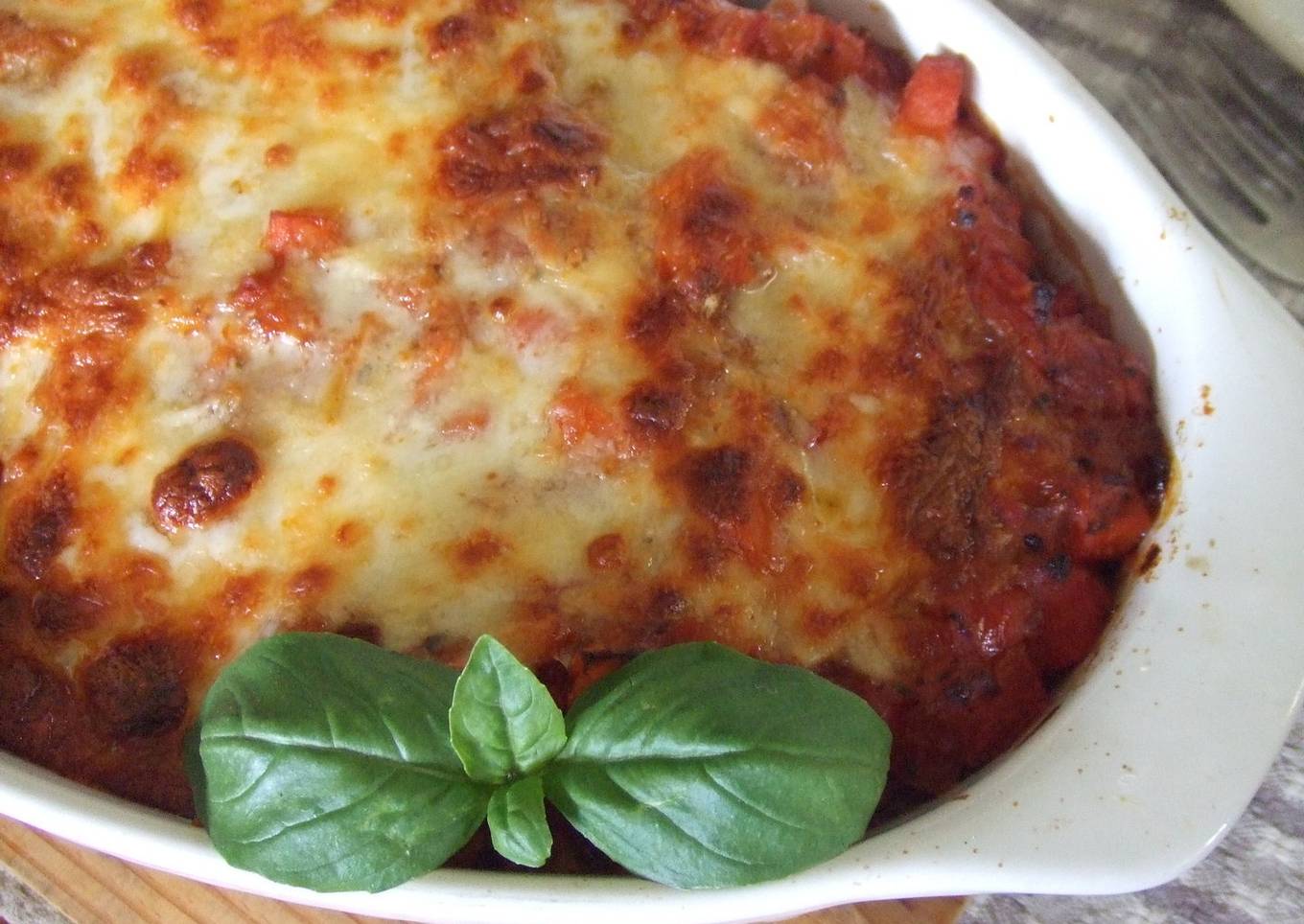 Gratinado de berenjenas, salchichas y verduras<br />