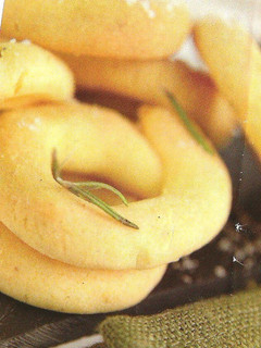 Una foto de Rosquillas saladas de queso y romero