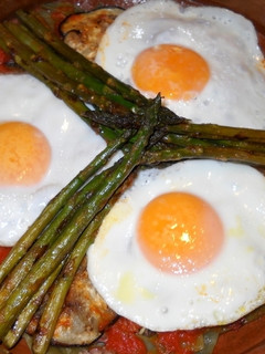 Una foto de Huevos en cazuela con jamón y berenjena