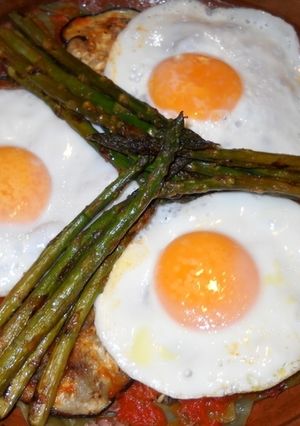 Una foto de Huevos en cazuela con jamón y berenjena