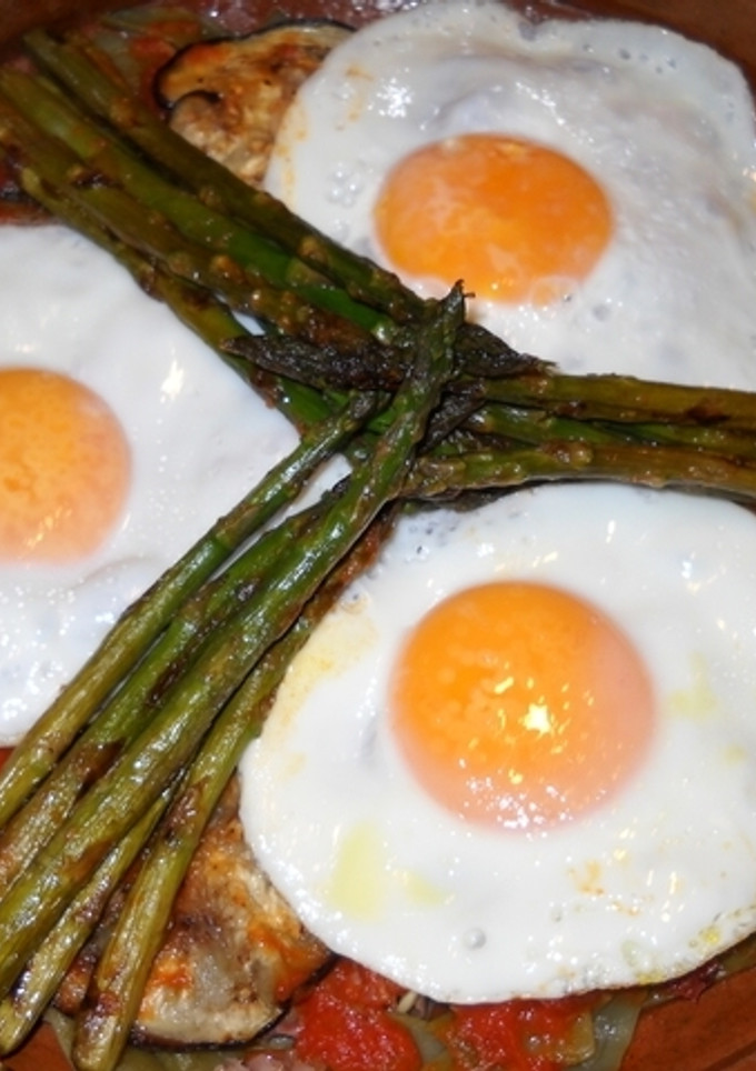 Una foto de Huevos en cazuela con jamón y berenjena