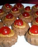 Masitas de chocolate con pasta moka y cerezas confitadas