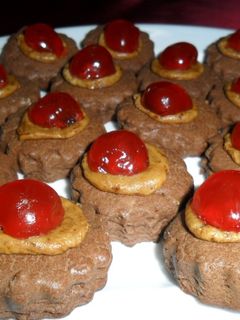 Una foto de Masitas de chocolate con pasta moka y cerezas confitadas