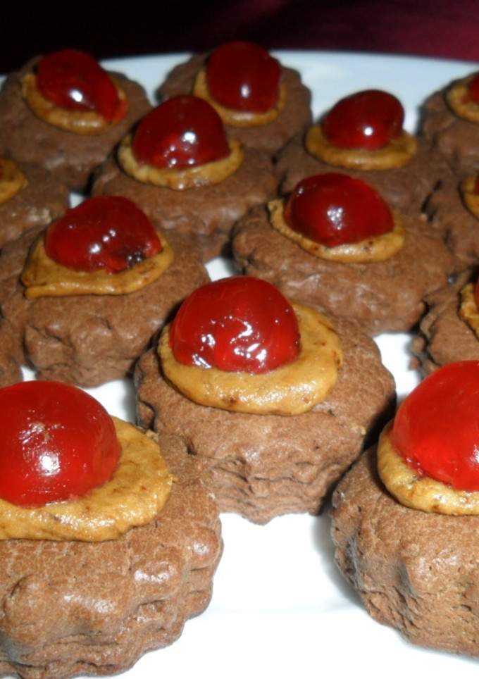 Una foto de Masitas de chocolate con pasta moka y cerezas confitadas