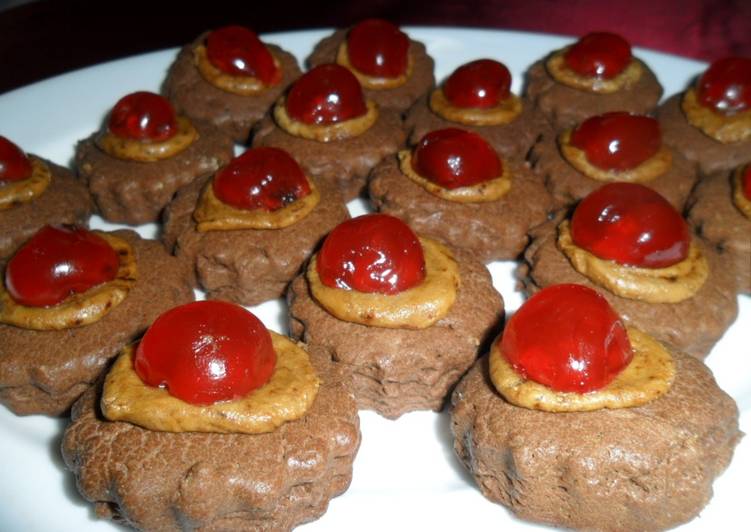 Masitas de chocolate con pasta moka y cerezas confitadas