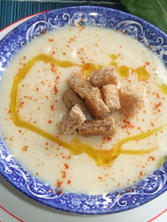 Una foto de Sopa crema de coliflor con nueces