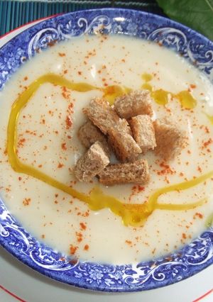 Una foto de Sopa crema de coliflor con nueces